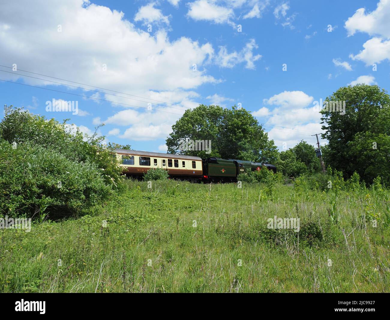 Sittingbourne, Kent, Regno Unito. 11th giugno 2022. Lo storico treno a vapore 'Clan Line' (no 35028) che passa attraverso Sittingbourne, Kent questo pomeriggio - a metà strada del suo viaggio da Londra a dover. Credit: James Bell/Alamy Live News Foto Stock