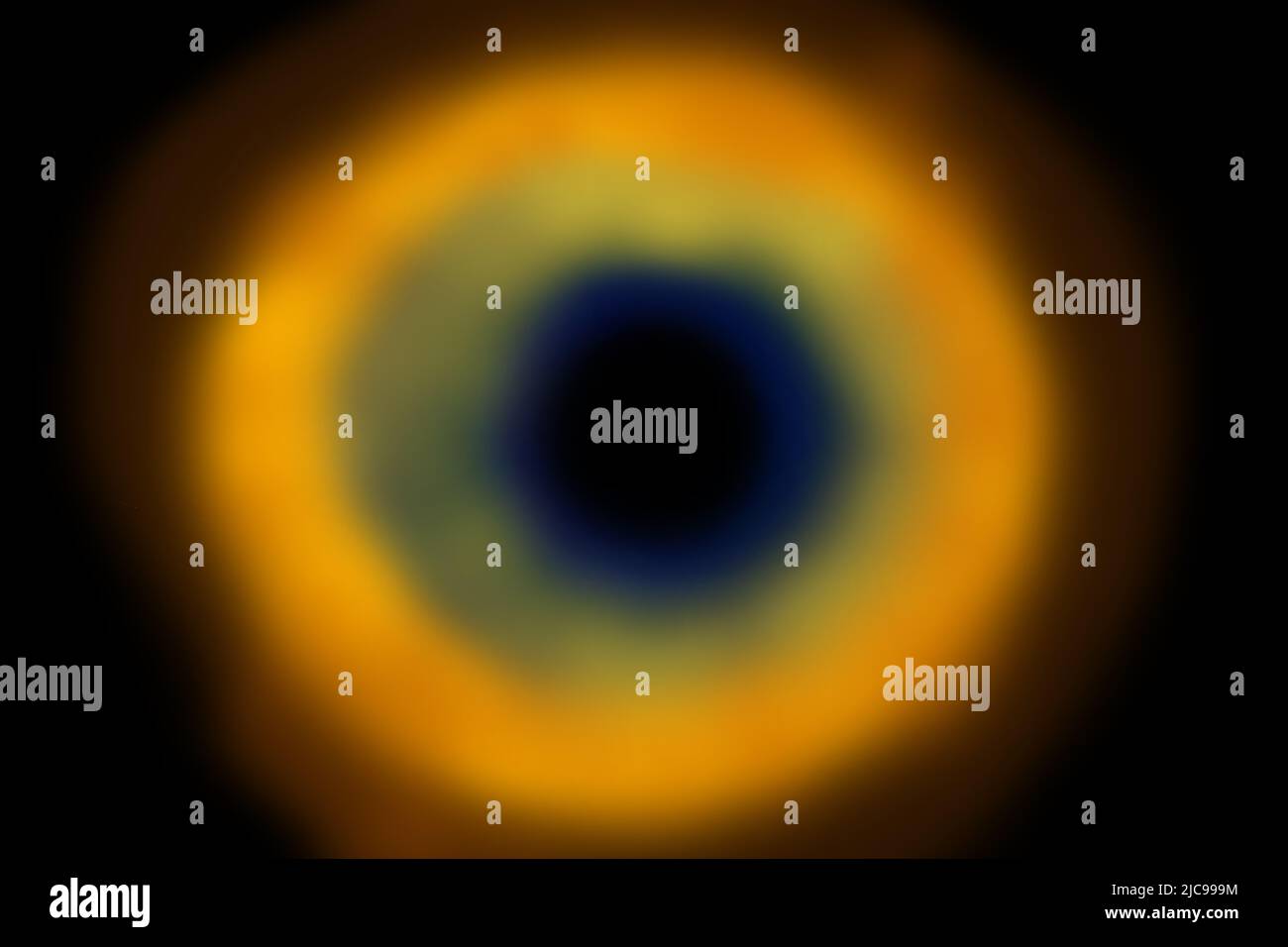 Simulazione di un buco nero in uno spazio siderale profondo con sfumature di arancione la massa infinita interna nera assoluta Foto Stock
