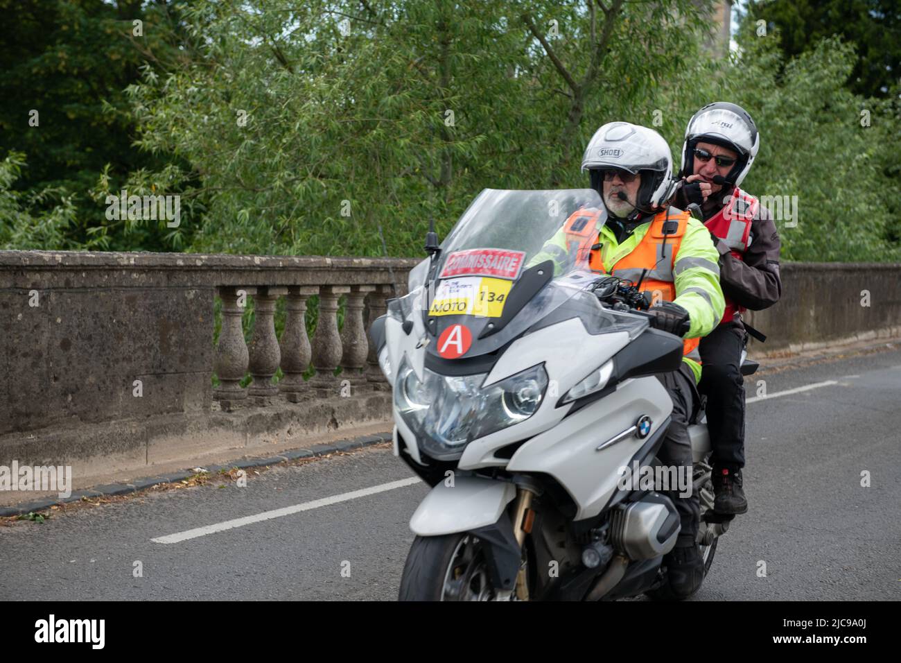 Wallingford, Regno Unito. 11th giugno 2022, il Women's Tour, la prima gara internazionale di ciclismo a livello mondiale per le donne, si fa strada attraverso Wallingford Bridge. Credit Lu Parrott/Alamy Live News Foto Stock
