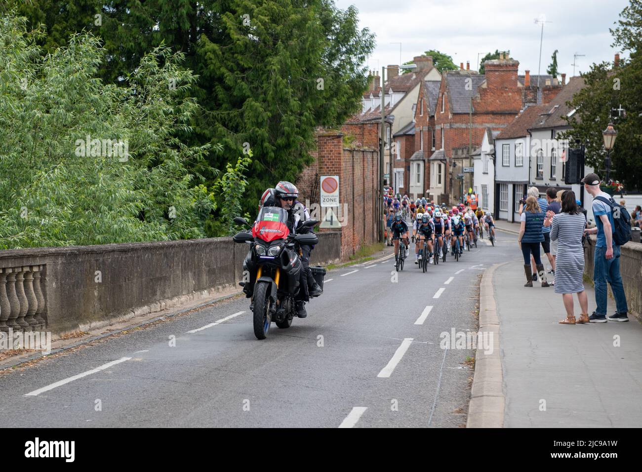 Wallingford, Regno Unito. 11th giugno 2022, il Women's Tour, la prima gara internazionale di ciclismo a livello mondiale per le donne, si fa strada attraverso Wallingford Bridge. Credit Lu Parrott/Alamy Live News Foto Stock