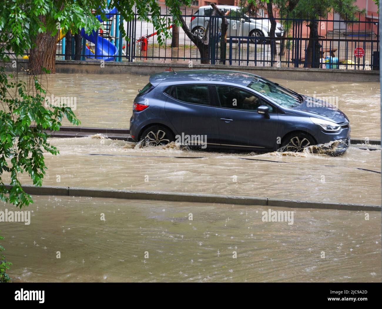 Ankara, Turchia, dopo la pioggia in Ankara botole esplose e vi è stato alluvione in strade di Bahcelievler Ankar vista strade chiuse con acqua alluvione e automobili intrappolate a strada credito: Del Calle / Alamy Live News Foto Stock