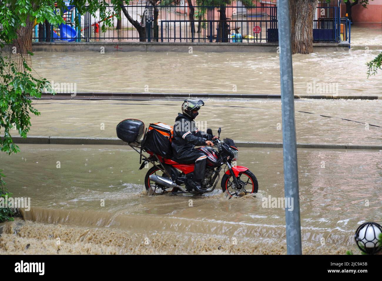 Ankara, Turchia, dopo la pioggia in buchi di Ankara esploso e vi è stata un'inondazione nelle strade di Bahcelievler Ankar vista strade chiuse con acqua alluvione e automobili intrappolati su strada Foto Stock