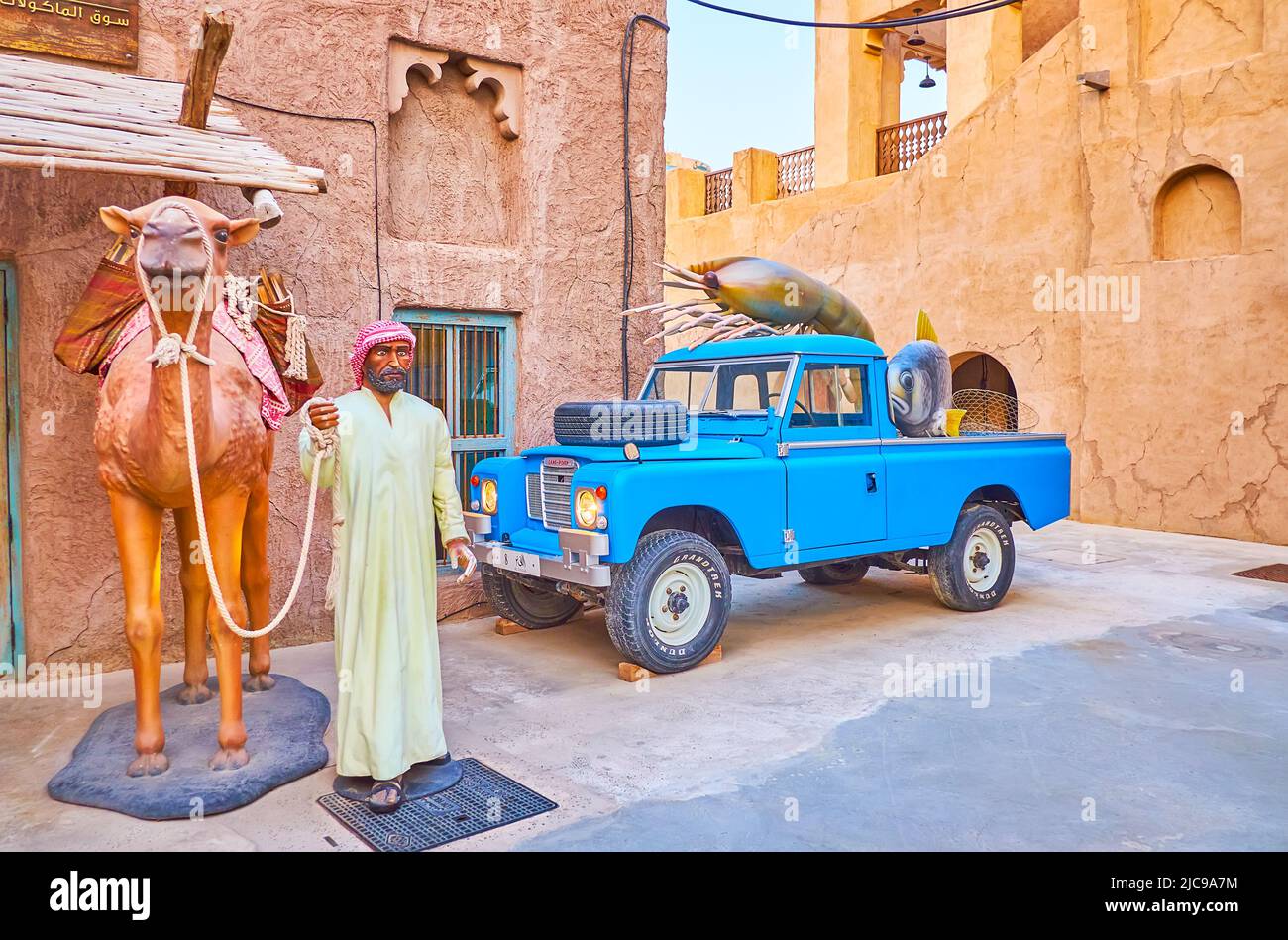 DUBAI, Emirati Arabi Uniti - 1 MARZO 2020: Le installazioni in stile vintage sulla strada di al Seef con le vecchie pareti in adobe sullo sfondo, il 1 marzo a Dubai Foto Stock