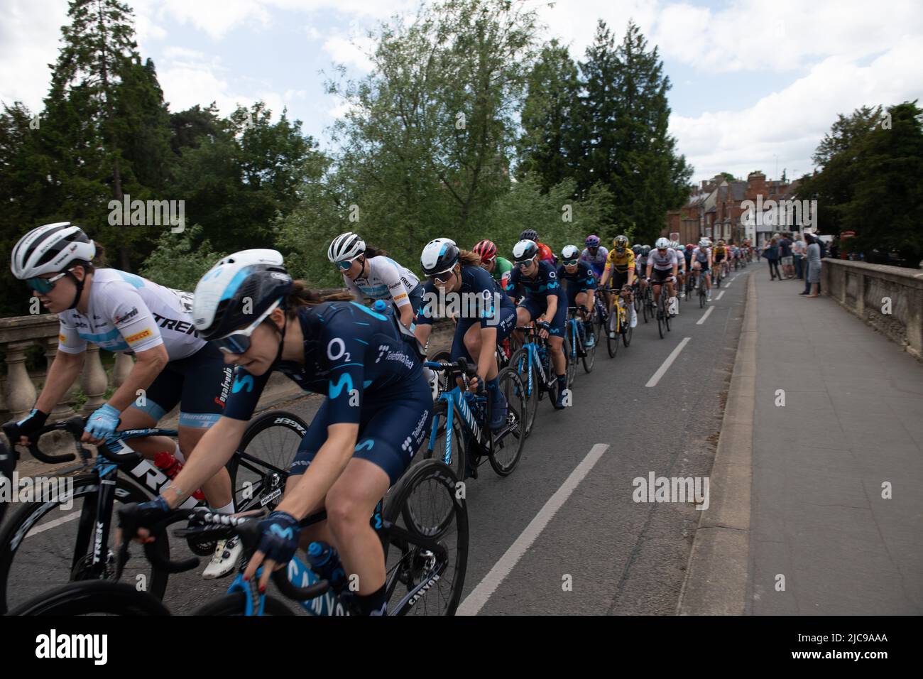 Wallingford, Regno Unito. 11th giugno 2022, il Women's Tour, la prima gara internazionale di ciclismo a livello mondiale per le donne, si fa strada attraverso Wallingford Bridge. Credit Lu Parrott/Alamy Live News Foto Stock