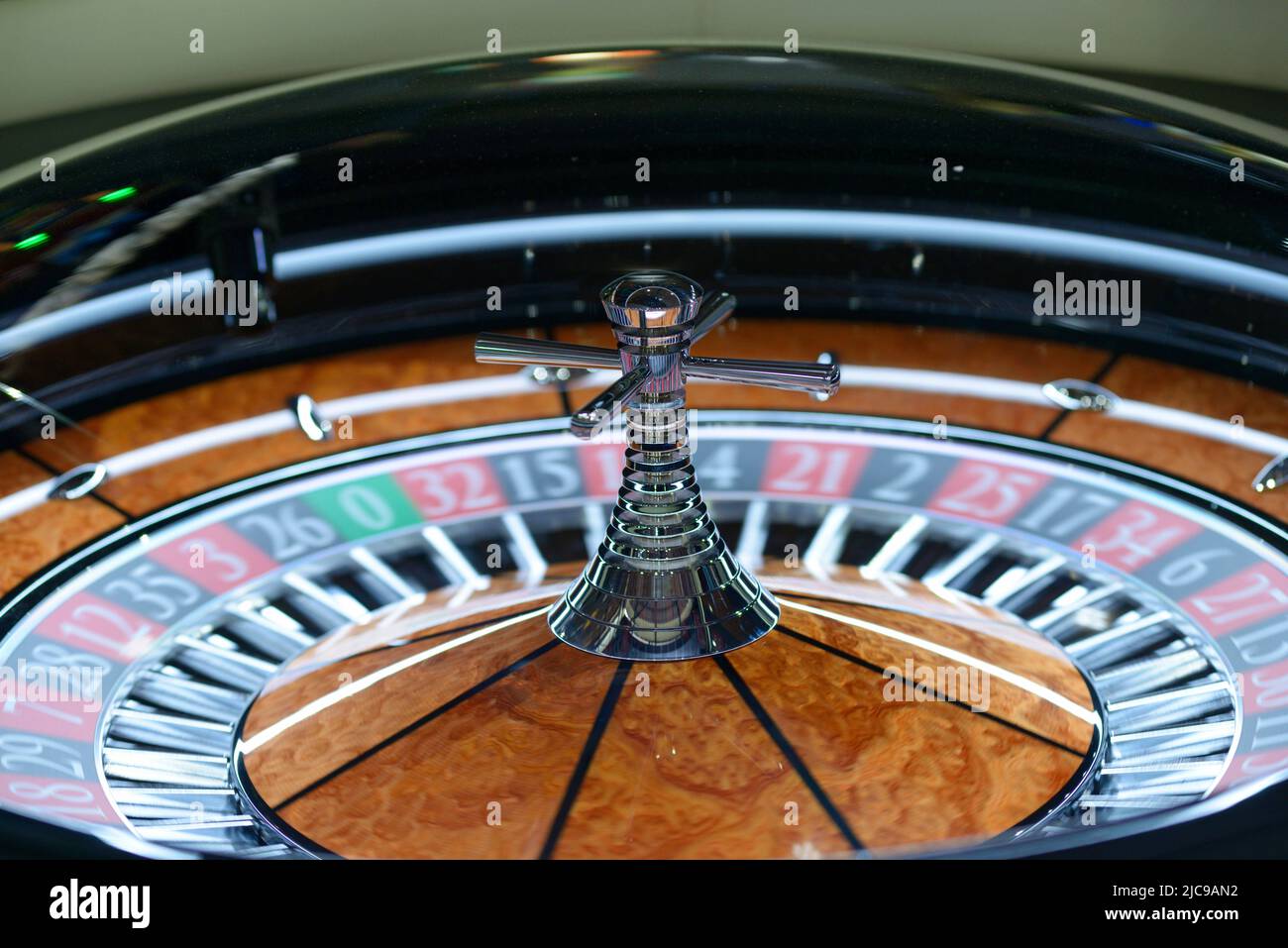 Roulette americana, gioco d'azzardo. Ruota della roulette che gira in senso orario, tourelle. Foto Stock Roulette americana, gioco d'azzardo. Ruota della roulette che gira in senso orario, tourelle. Foto Stock