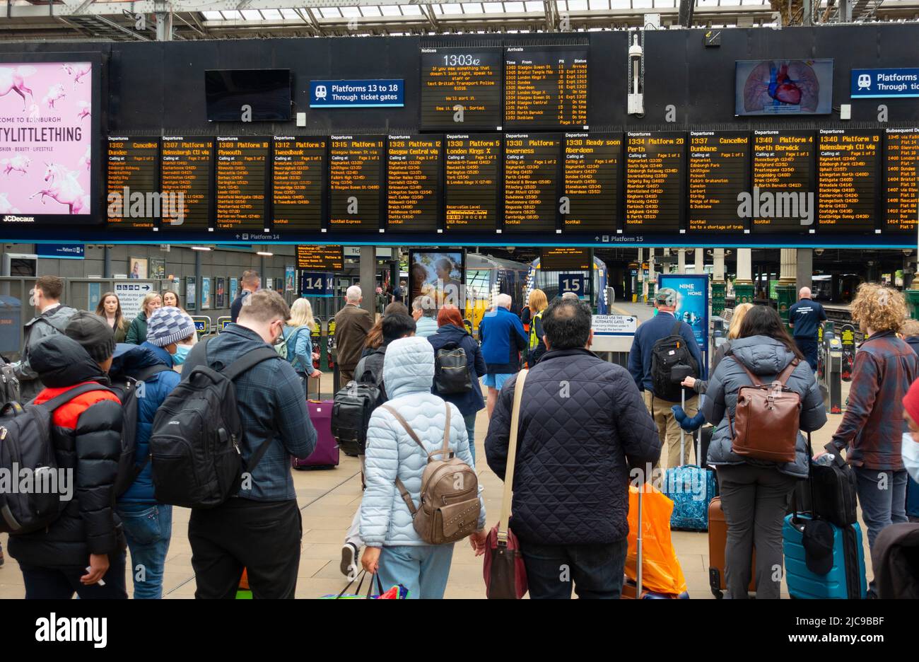 Edimburgo, Scozia, Regno Unito. 11 giugno 2022. La carenza di conducenti ha causato ulteriori interruzioni ai servizi ferroviari gestiti oggi da Scotil alla stazione di Edinburgh Waverley. Anche se la disputa con i macchinisti sindacali ASLEF sembra essere stata risolta, non vi è stato alcun ritorno ad un servizio ferroviario completo in Scozia. Altri sindacati del servizio pubblico hanno ora pianificato ulteriori azioni di sciopero sulla retribuzione e sulle condizioni che potrebbero provocare ulteriori disagi in Scozia. PIC; i passeggeri aspettano che le piattaforme ferroviarie siano annunciate alla stazione di Waverley. Iain Masterton/Alamy Live News Foto Stock