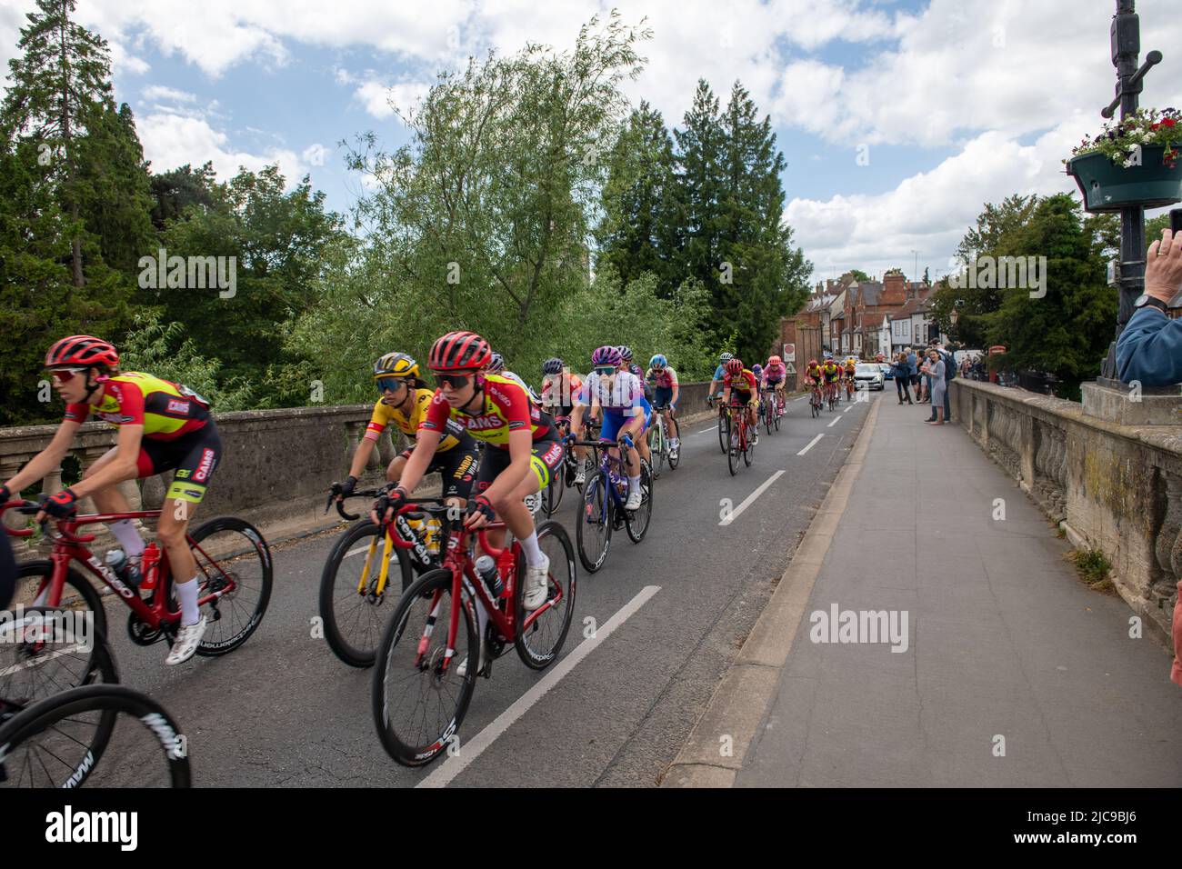 Wallingford, Regno Unito. 11th giugno 2022, il Women's Tour, la prima gara internazionale di ciclismo a livello mondiale per le donne, si fa strada attraverso Wallingford Bridge. Credit Lu Parrott/Alamy Live News Foto Stock