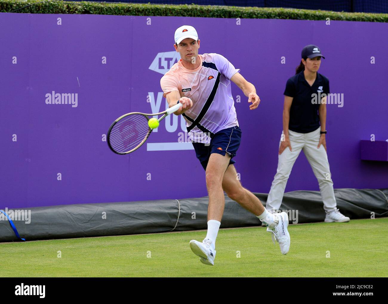 11th giugno 2022; Queen's Club, West Kensington, Londra, Inghilterra; Cinch  Queens Club ATP Tour 500 series Torneo di tennis sul prato; Alastair Grey  (GBR) gioca una mano anteriore Thomas Fabbiano (ITA) durante