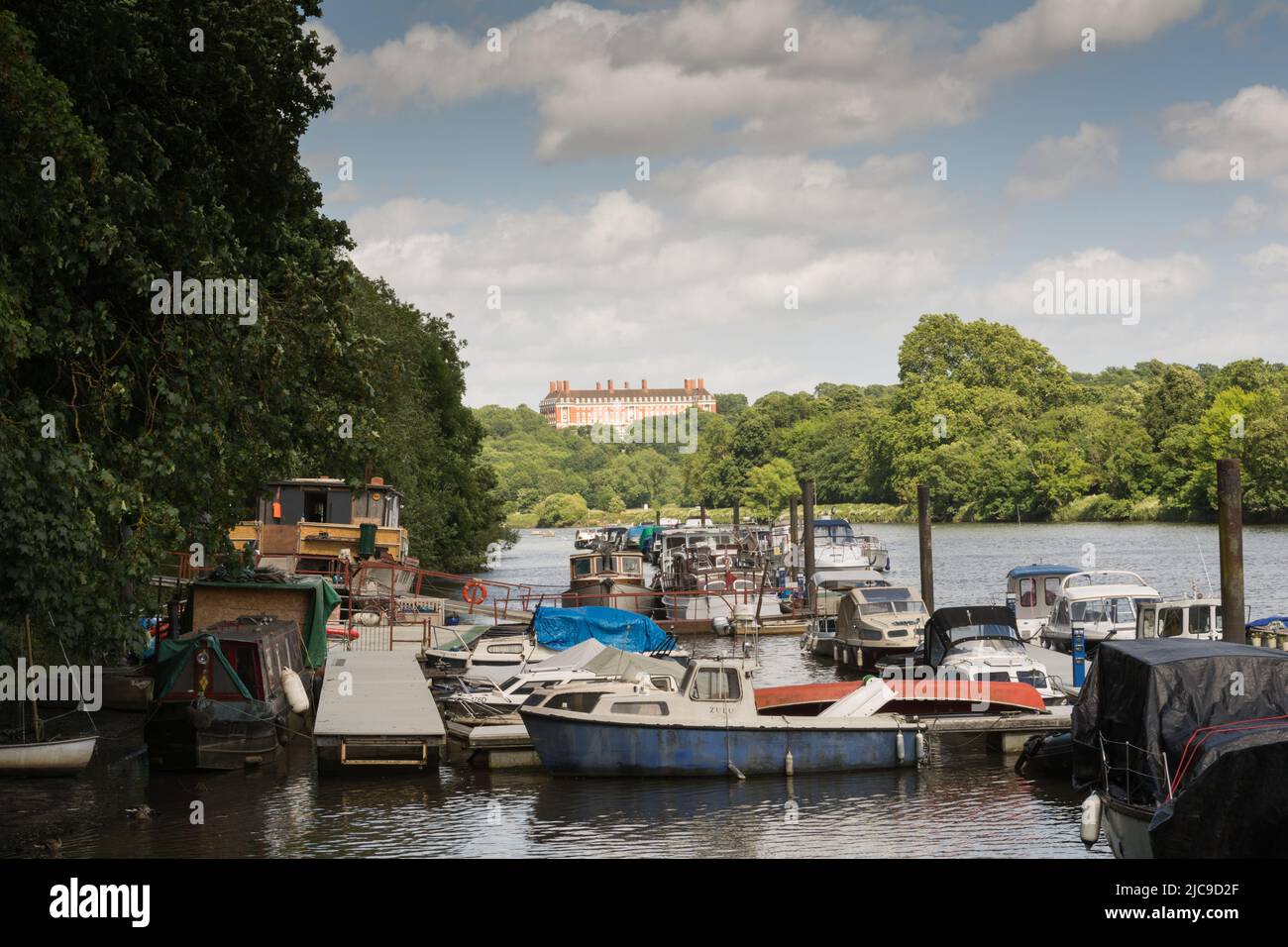 Una vista del Petersham Hotel a Richmond Hill presa dal Tamigi a Orleans Park, London Borough of Richmond upon Thames, Londra, Inghilterra, Regno Unito Foto Stock