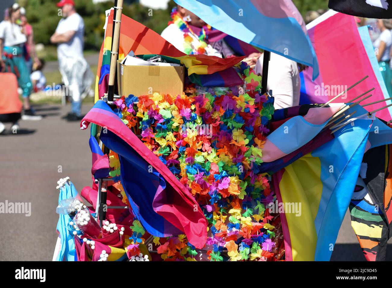 Varietà di articoli colorati in vendita a Portsmouth PRIDE 2022. Tutti i colori dell'arcobaleno. Foto Stock