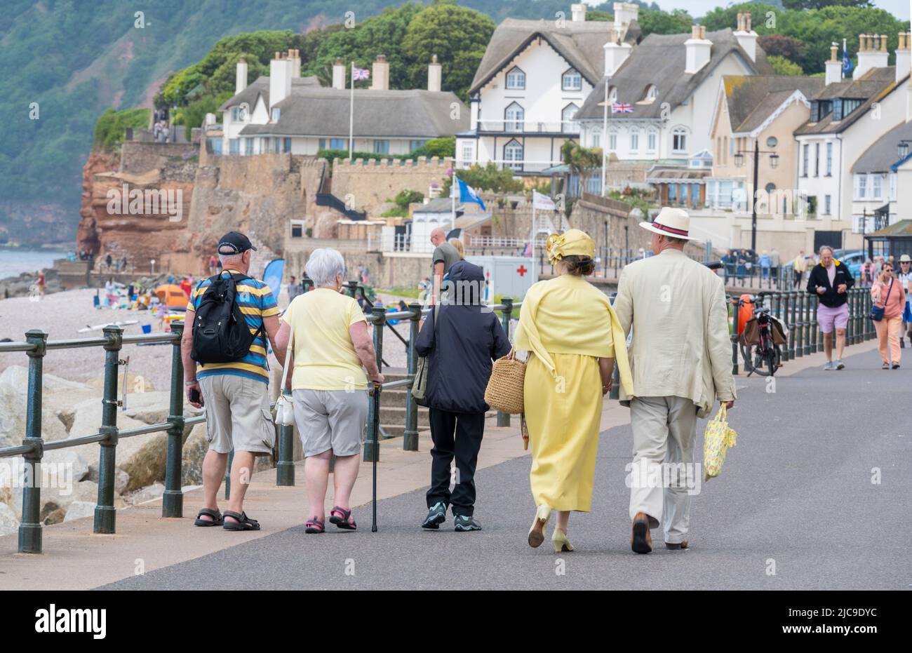 Sidmouth, East Devon, Regno Unito. 11th giugno 2022. UK Meteo: Caldi incantesimi di sole e una brezza a rischio presso la cittadina balneare di Sidmouth questo pomeriggio. I turisti e la gente del posto hanno visitato la graziosa cittadina della regency per godersi una passeggiata lungo la spianata. Credit: Celia McMahon/Alamy Live News Foto Stock