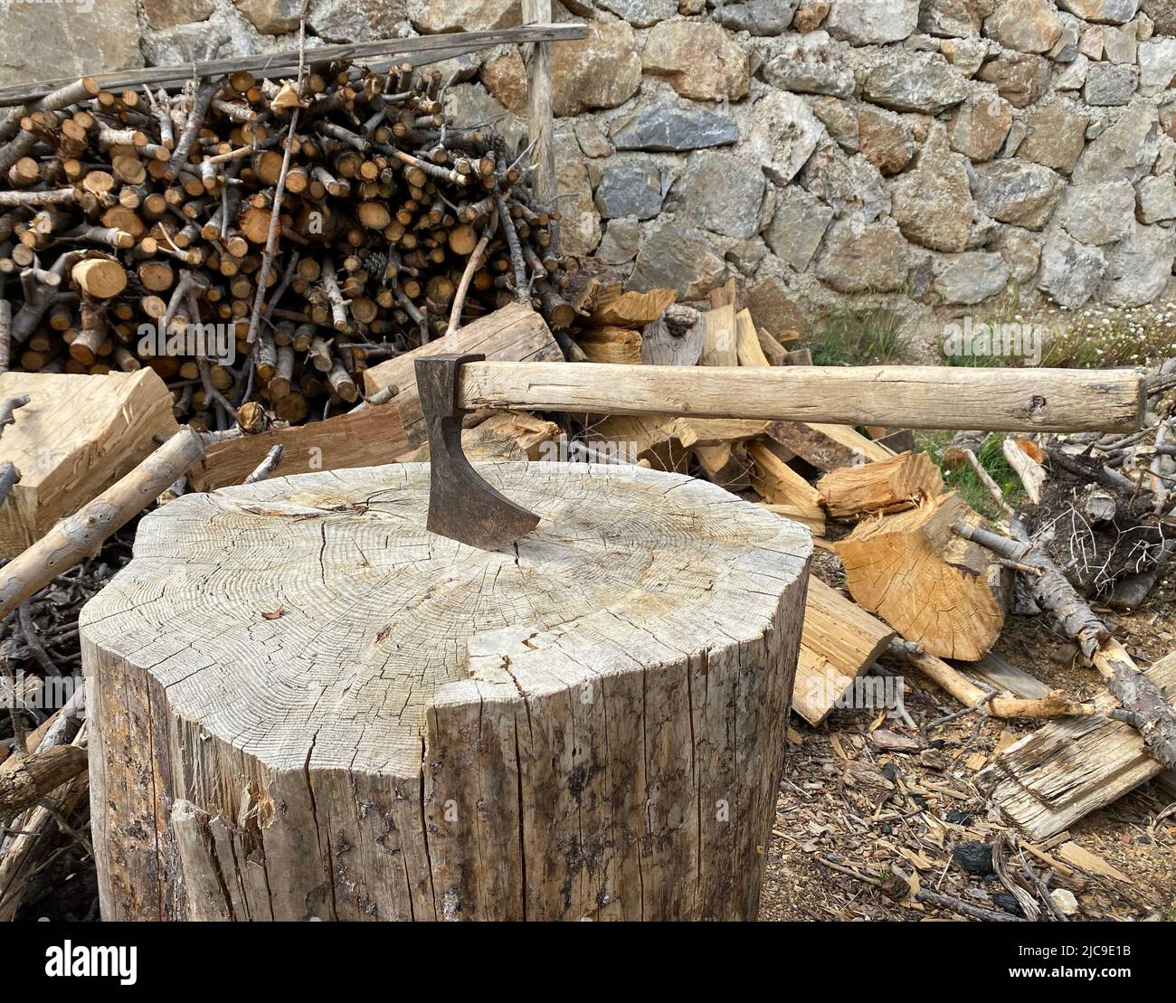 Axe tagliato nel blocco tritatutto. Preparazione per il concetto invernale. Legna da ardere. Foto Stock