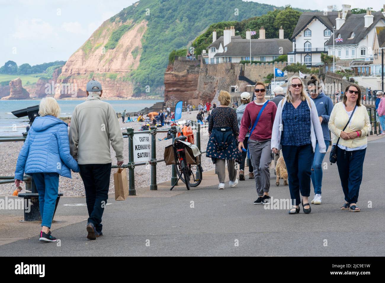 Sidmouth, East Devon, Regno Unito. 11th giugno 2022. UK Meteo: Caldi incantesimi di sole e una brezza a rischio presso la cittadina balneare di Sidmouth questo pomeriggio. I turisti e la gente del posto hanno visitato la graziosa cittadina della regency per godersi una passeggiata lungo la spianata. Credit: Celia McMahon/Alamy Live News Foto Stock
