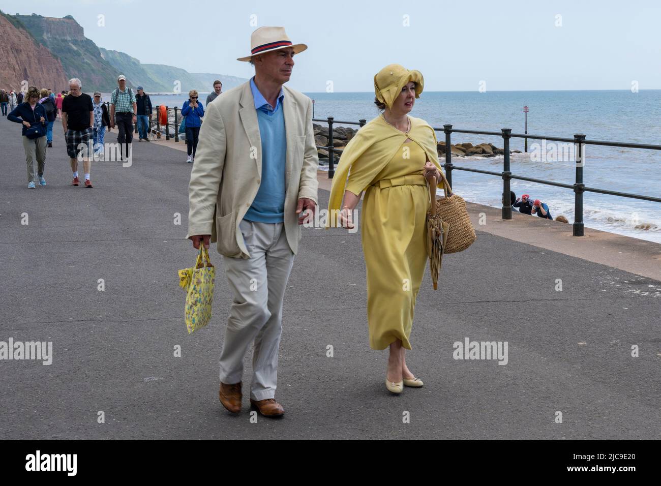 Sidmouth, East Devon, Regno Unito. 11th giugno 2022. UK Meteo: Caldi incantesimi di sole e una brezza a rischio presso la cittadina balneare di Sidmouth questo pomeriggio. I turisti e la gente del posto hanno visitato la graziosa cittadina della regency per godersi una passeggiata lungo la spianata. Credit: Celia McMahon/Alamy Live News Foto Stock
