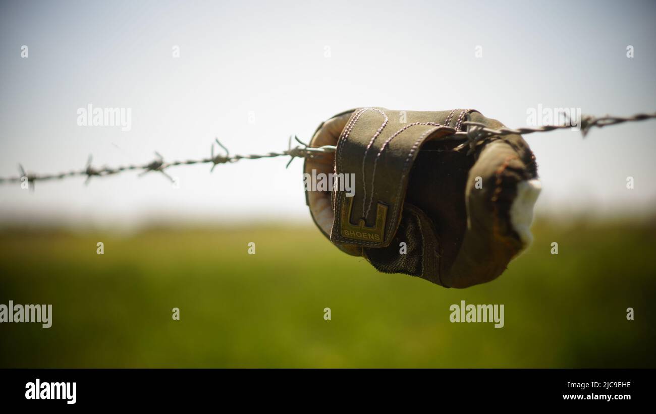 Essere Appeso A Un Filo Significato Appeso a filo spinato immagini e fotografie stock ad alta risoluzione