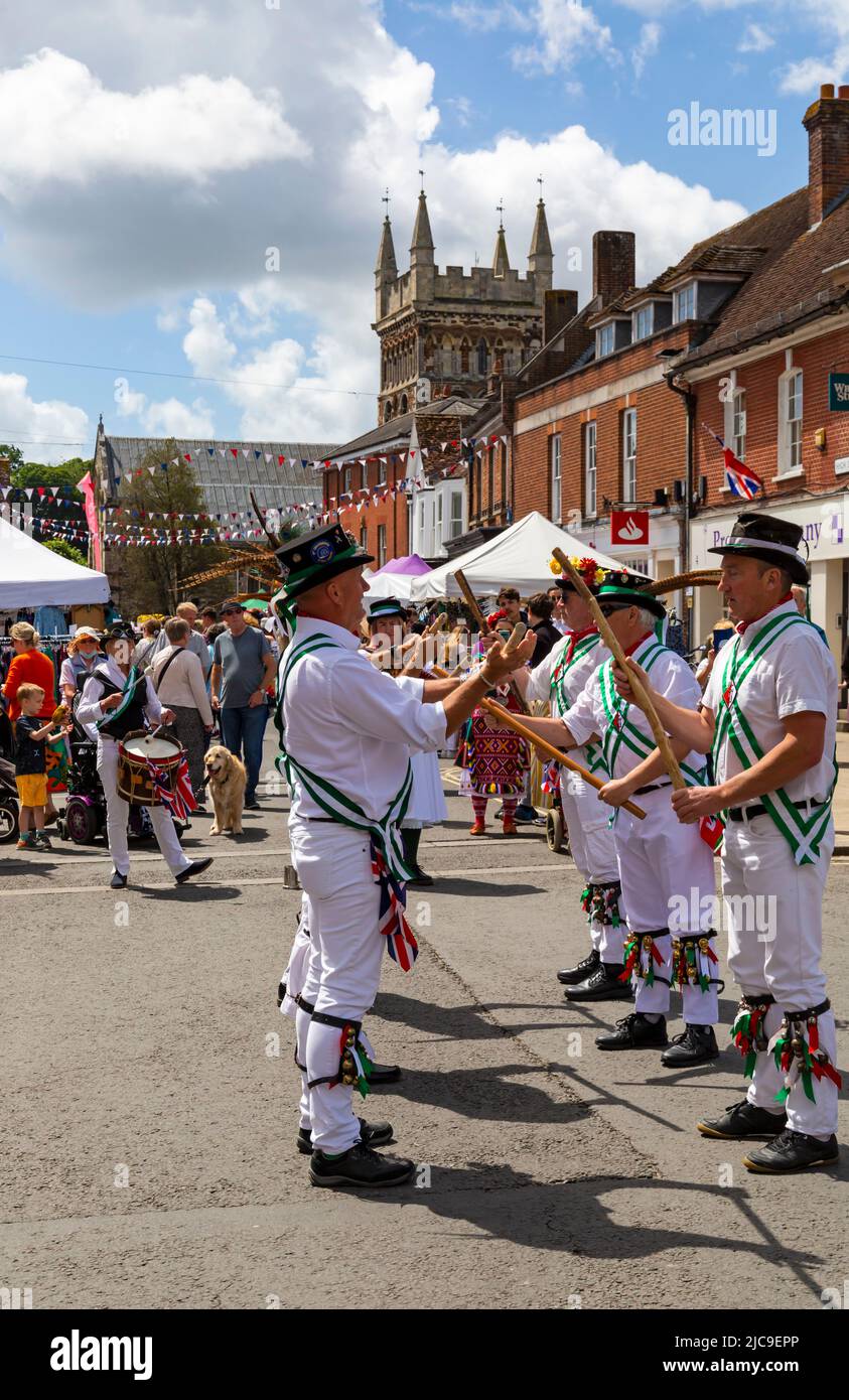 Wimborne, Dorset Regno Unito. 11th giugno 2022. La folla si raduna al Festival del Folklore di Wimborne in una calda giornata di sole per festeggiare il suo compleanno di 40th anni con un sacco di gruppi di ballo, musica, bancarelle e altre attività intorno alla piazza e Minster. Credit: Carolyn Jenkins/Alamy Live News Foto Stock