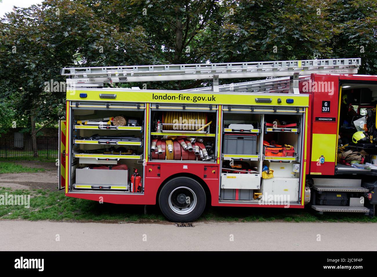 Londra, Greater London, Inghilterra, maggio 28 2022: Motore antincendio con attrezzature in vista come parte di una sessione pubblica meetup vicino High Street Kensington. Foto Stock