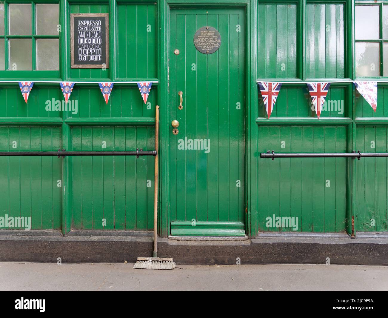 Londra, Greater London, Inghilterra, maggio 28 2022: Primo piano di Green Cabmen Shelter, noto anche come Cabbie Shelter, con un bunting Union Jack e un pennello a Kensington. Foto Stock