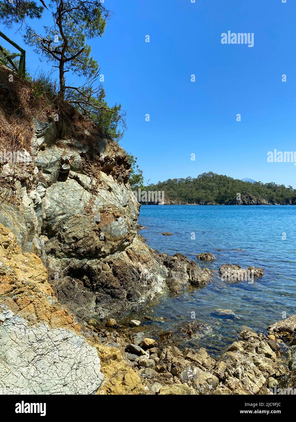 Bella vista dalla baia di katranci o gunluklu e a Fethiye. Litorale del Mar Mediterraneo. Foto Stock