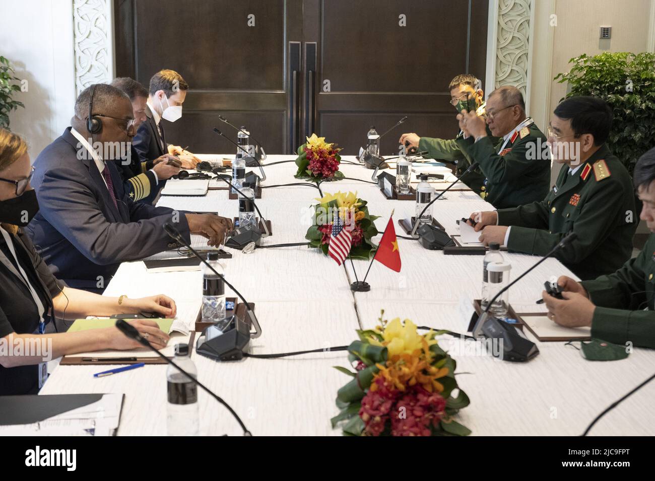 Singapore, Singapore. 11th giugno 2022. Il Segretario della Difesa Lloyd J. Austin III incontra il Ministro della Difesa vietnamita, il Generale Phan Van Giang, al Vertice sulla sicurezza dell'Asia dell'IISS: Il dialogo Shangri-la, più comunemente conosciuto come il dialogo Shangri-la (SLD), a Singapore, sabato 10 giugno 2022. Foto di Chad J. McNeeley/Dipartimento della Difesa/credito UPI: UPI/Alamy Live News Foto Stock