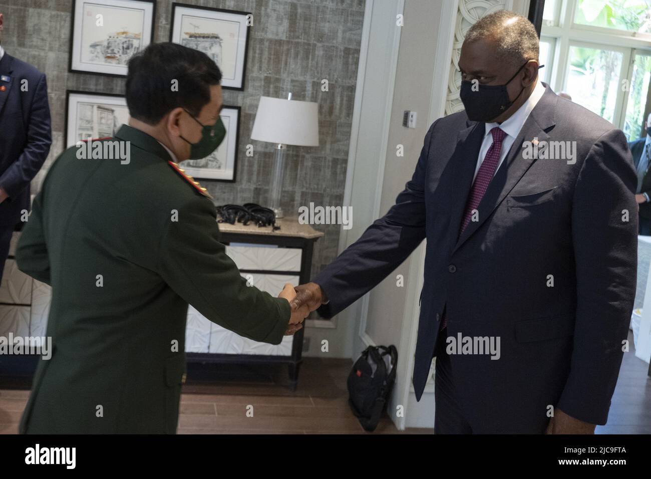 Singapore, Singapore. 11th giugno 2022. Il Segretario della Difesa Lloyd J. Austin III saluta il Ministro della Difesa vietnamita, il Generale Phan Van Giang, al Vertice sulla sicurezza dell'Asia dell'IISS: Il dialogo Shangri-la, più comunemente conosciuto come il dialogo Shangri-la (SLD), a Singapore, sabato 10 giugno 2022. Foto di Chad J. McNeeley/Dipartimento della Difesa/credito UPI: UPI/Alamy Live News Foto Stock