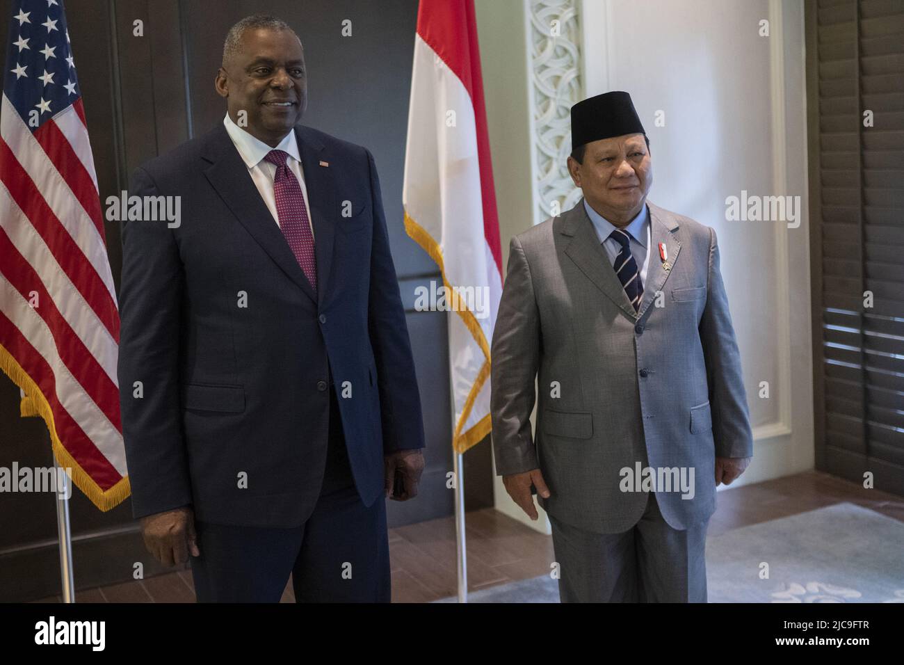 Singapore, Singapore. 11th giugno 2022. Il Segretario della Difesa Lloyd J. Austin III saluta il Ministro della Difesa indonesiano, Prabowo Subianto, al Vertice sulla sicurezza dell'Asia dell'IISS: Il dialogo Shangri-la, più comunemente conosciuto come il dialogo Shangri-la (SLD), a Singapore, sabato 10 giugno 2022. Foto di Chad J. McNeeley/Dipartimento della Difesa/credito UPI: UPI/Alamy Live News Foto Stock