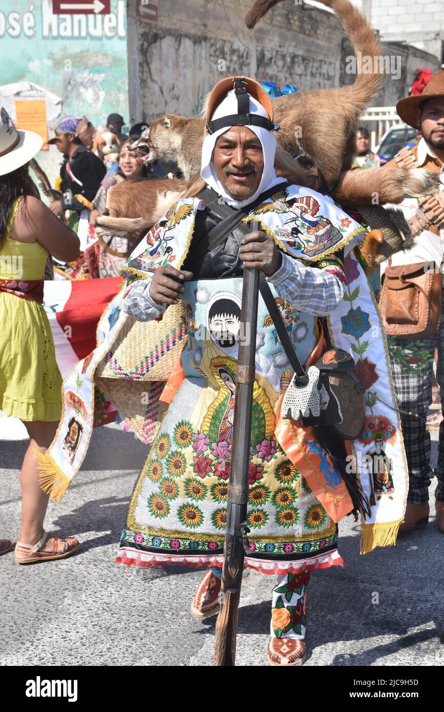 Partecipanti a costumi tradizionali in posa durante il Carnevale a Huejotzingo, Puebla Messico Foto Stock