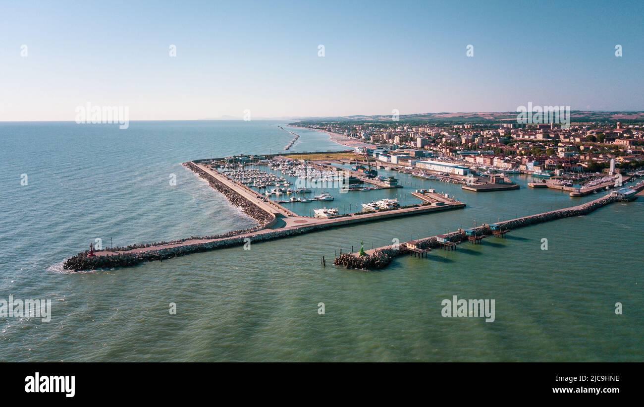 Italia, giugno 2022; veduta aerea di Fano con il suo mare, spiagge, porto, ombrelloni Foto Stock