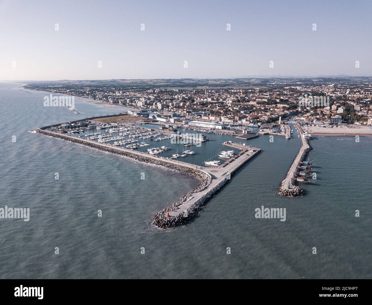 Italia, giugno 2022; veduta aerea di Fano con il suo mare, spiagge, porto, ombrelloni Foto Stock