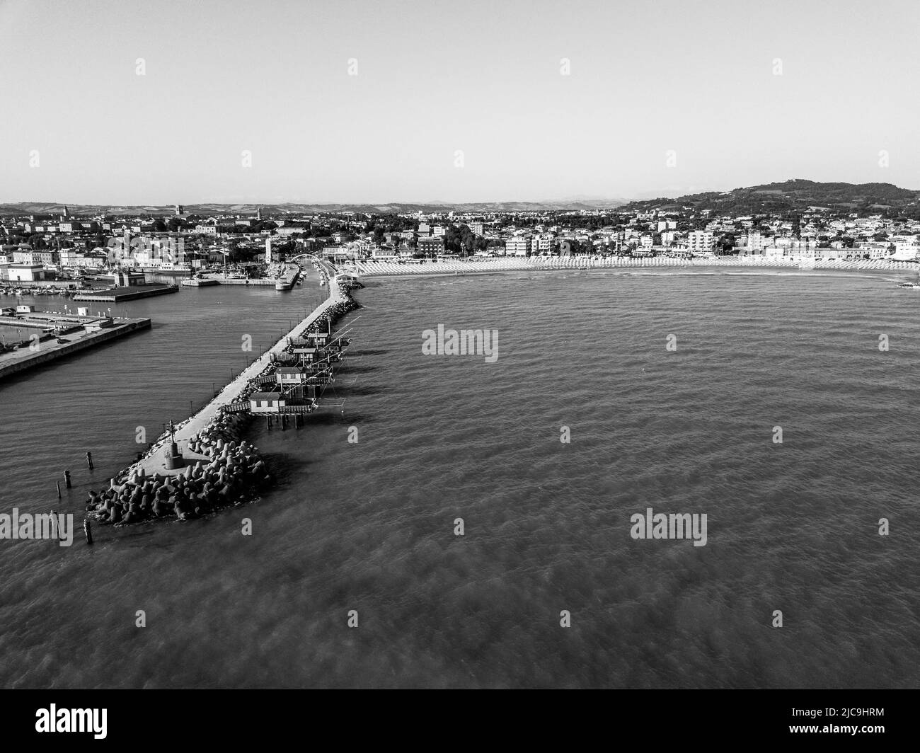 Italia, giugno 2022; veduta aerea di Fano con il suo mare, spiagge, porto, ombrelloni Foto Stock