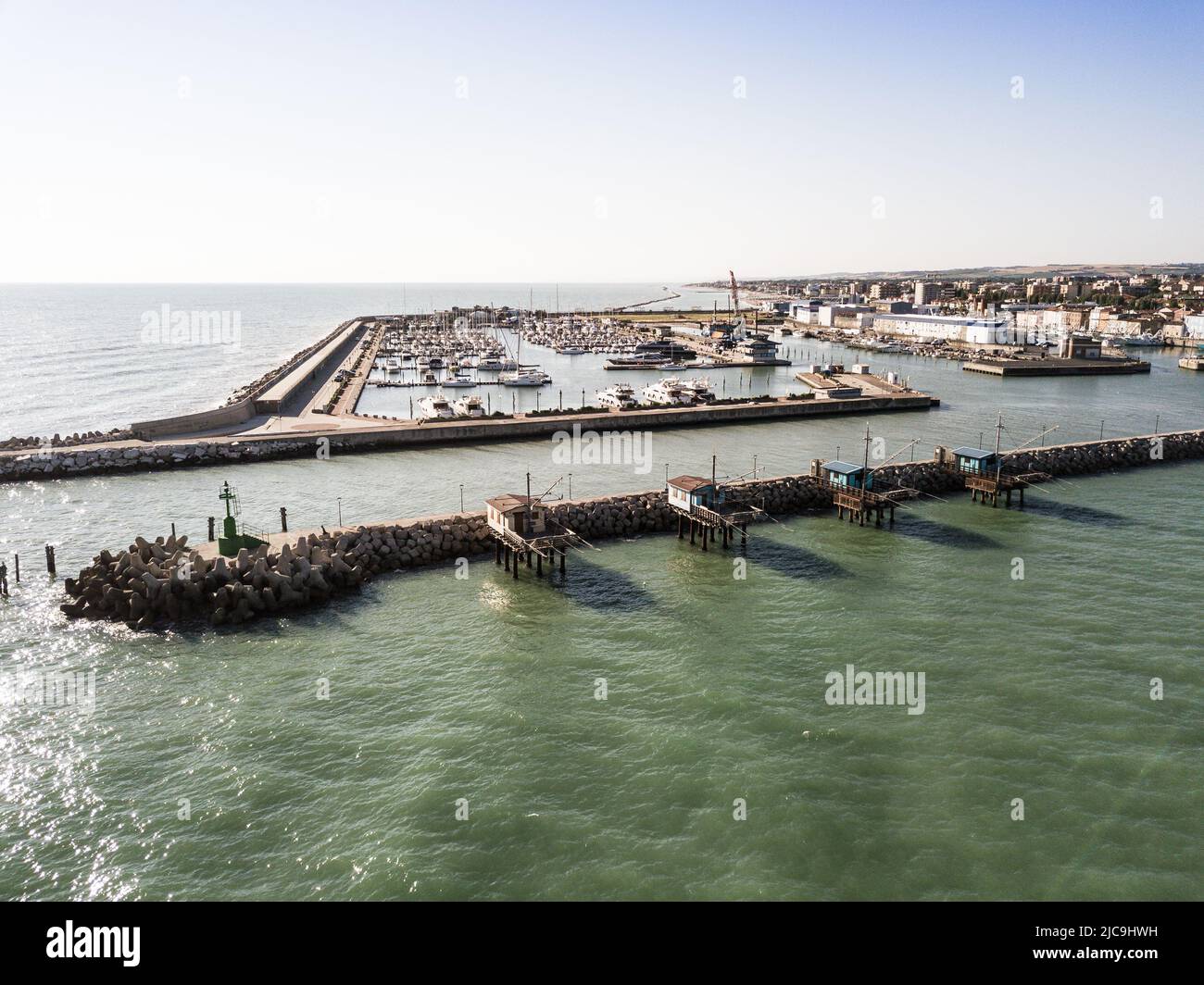 Italia, giugno 2022; veduta aerea di Fano con il suo mare, spiagge, porto, ombrelloni Foto Stock