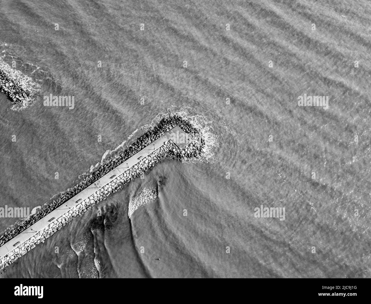 Italia, giugno 2022; veduta aerea di Fano con il suo mare, spiagge, porto, ombrelloni Foto Stock