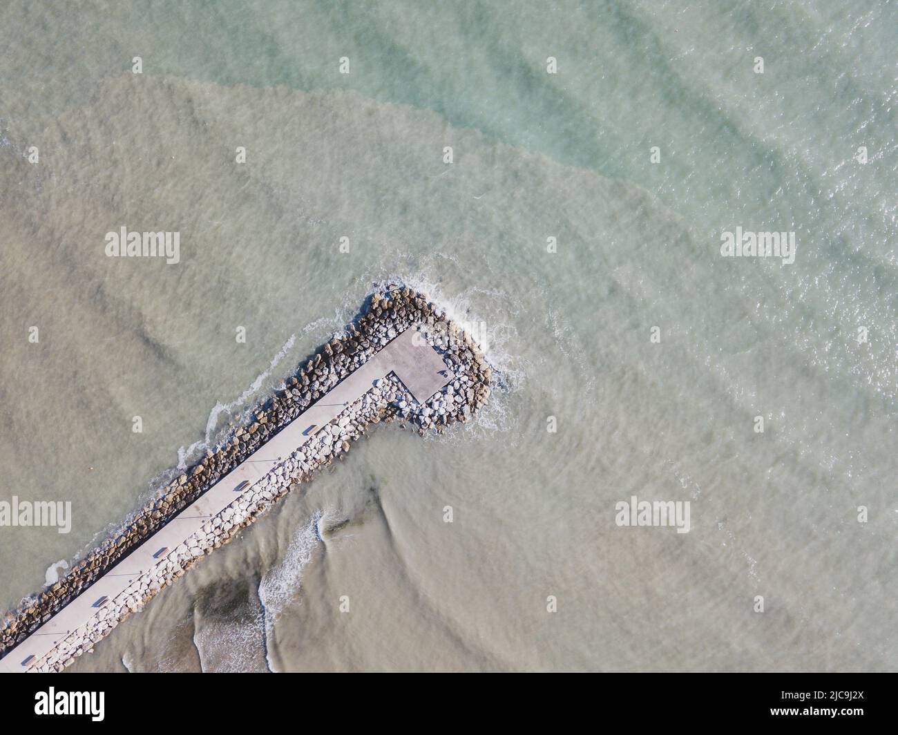 Italia, giugno 2022; veduta aerea di Fano con il suo mare, spiagge, porto, ombrelloni Foto Stock