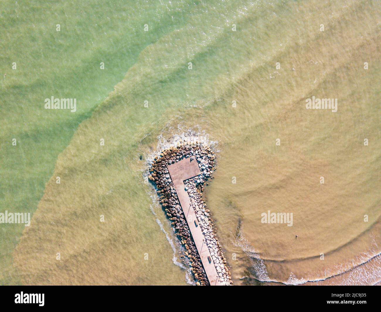 Italia, giugno 2022; veduta aerea di Fano con il suo mare, spiagge, porto, ombrelloni Foto Stock