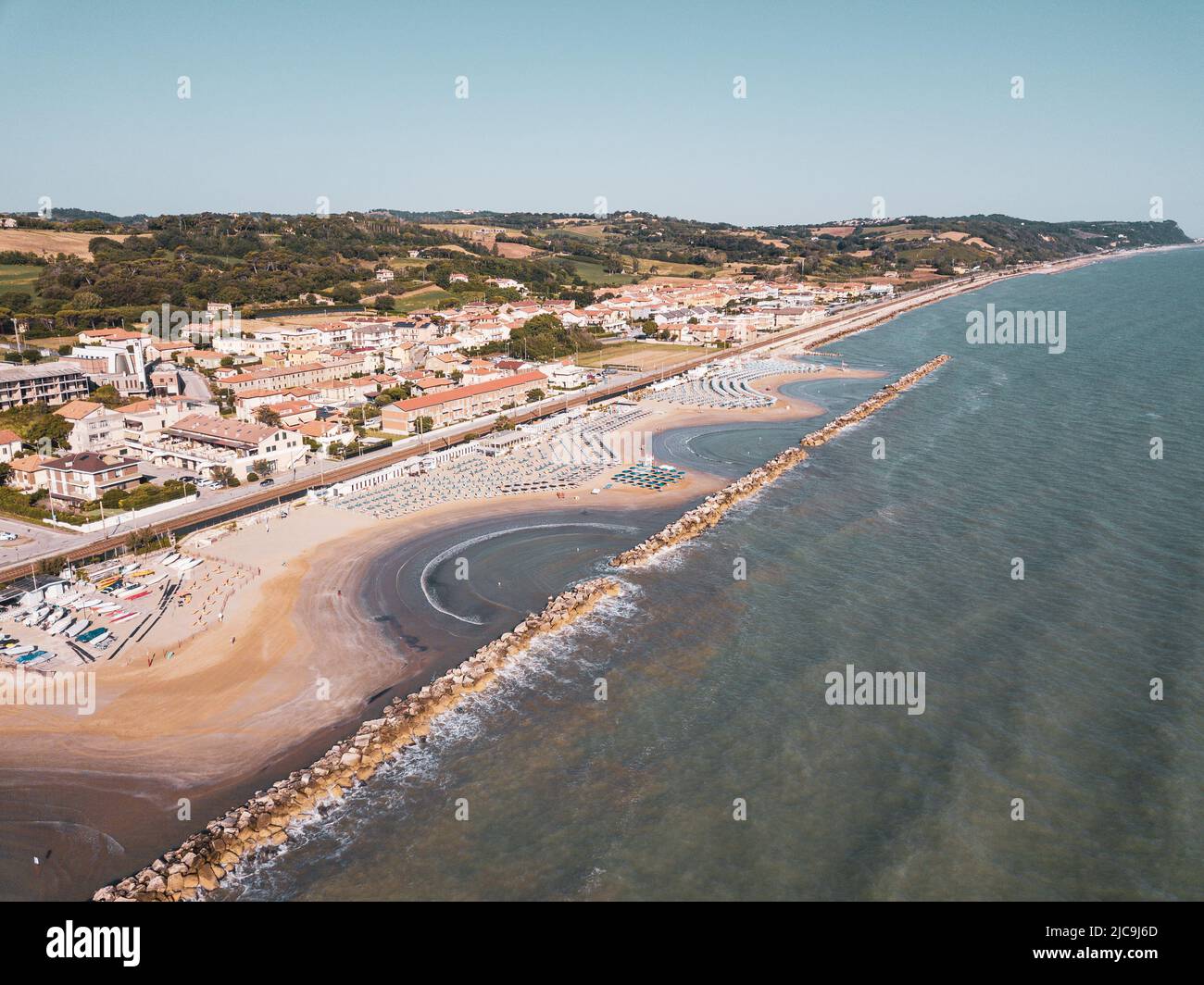 Italia, giugno 2022; veduta aerea di Fano con il suo mare, spiagge, porto, ombrelloni Foto Stock