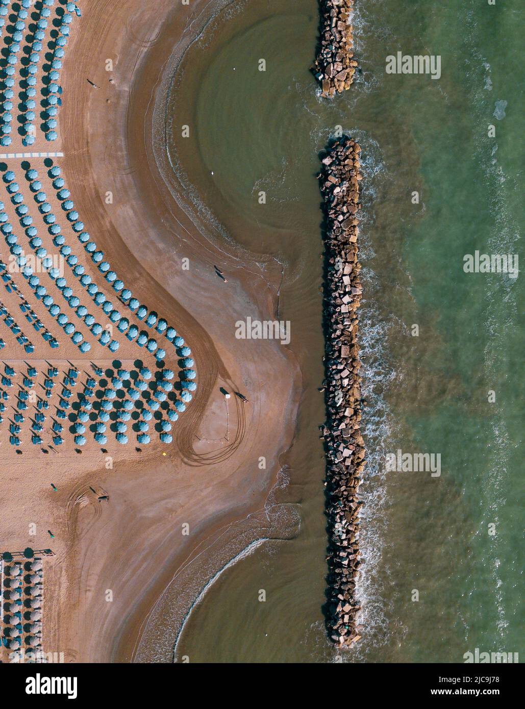 Italia, giugno 2022; veduta aerea di Fano con il suo mare, spiagge, porto, ombrelloni Foto Stock