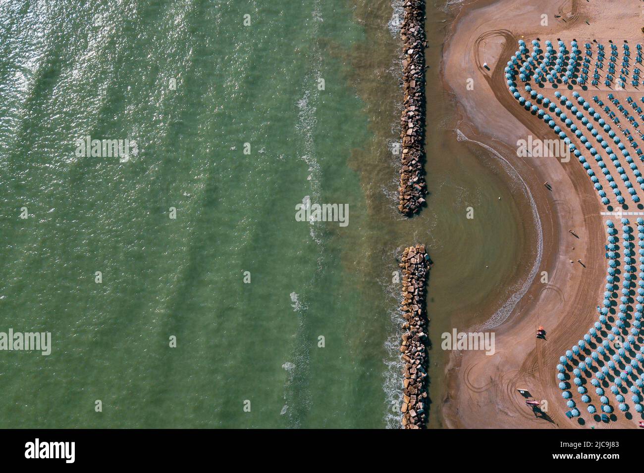 Italia, giugno 2022; veduta aerea di Fano con il suo mare, spiagge, porto, ombrelloni Foto Stock