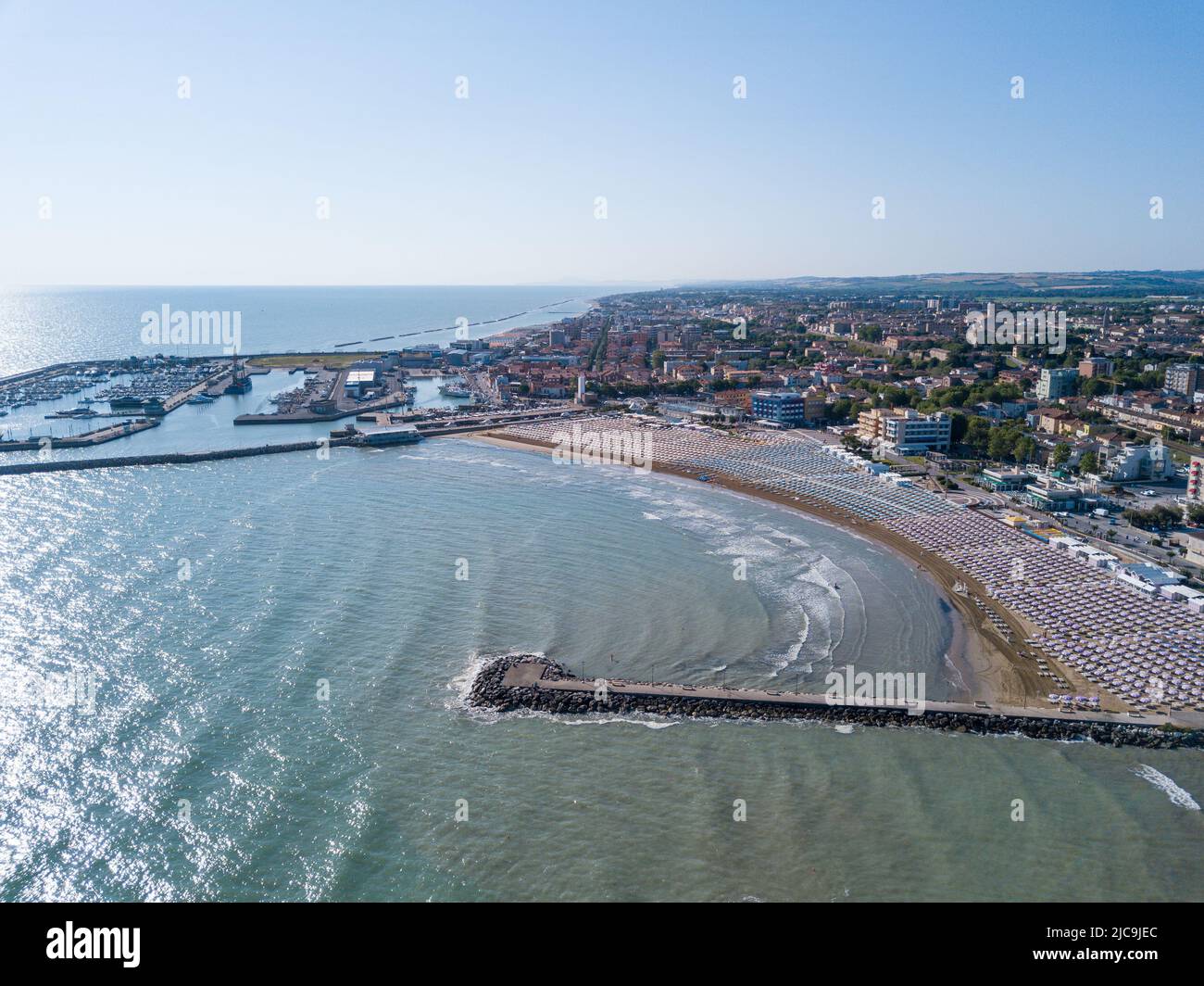 Italia, giugno 2022; veduta aerea di Fano con il suo mare, spiagge, porto, ombrelloni Foto Stock