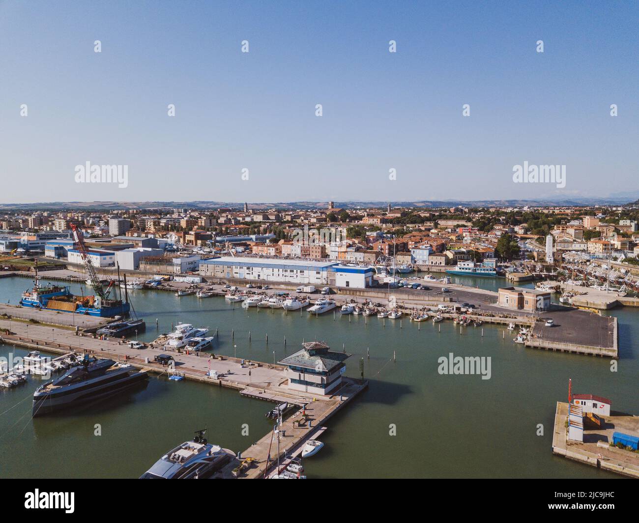 Italia, giugno 2022; veduta aerea di Fano con il suo mare, spiagge, porto, ombrelloni Foto Stock