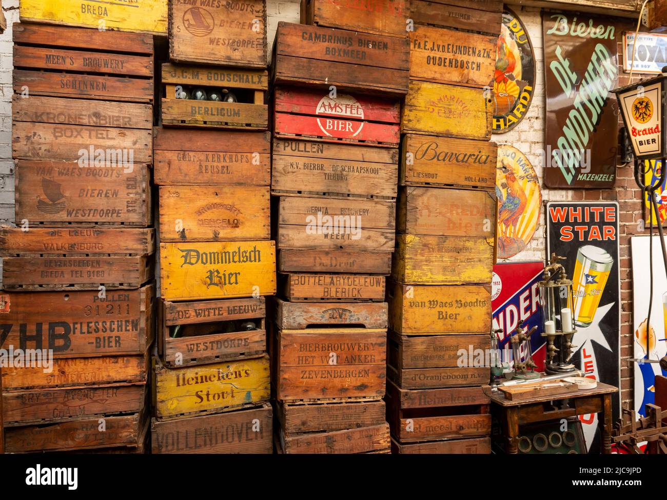 Breda, Brabante Nord, Paesi Bassi, 15.05.2022, vecchie scatole di birra di legno esposte nel museo della pubblicità della birra a Breda Foto Stock