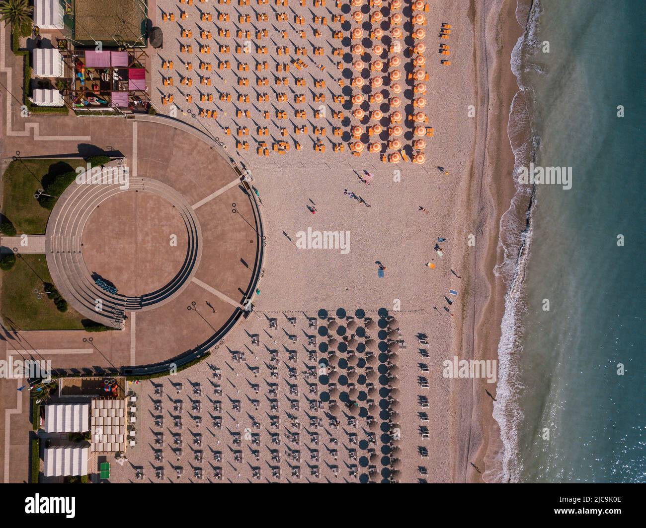 Italia, giugno 2022; veduta aerea di Fano con il suo mare, spiagge, porto, ombrelloni Foto Stock