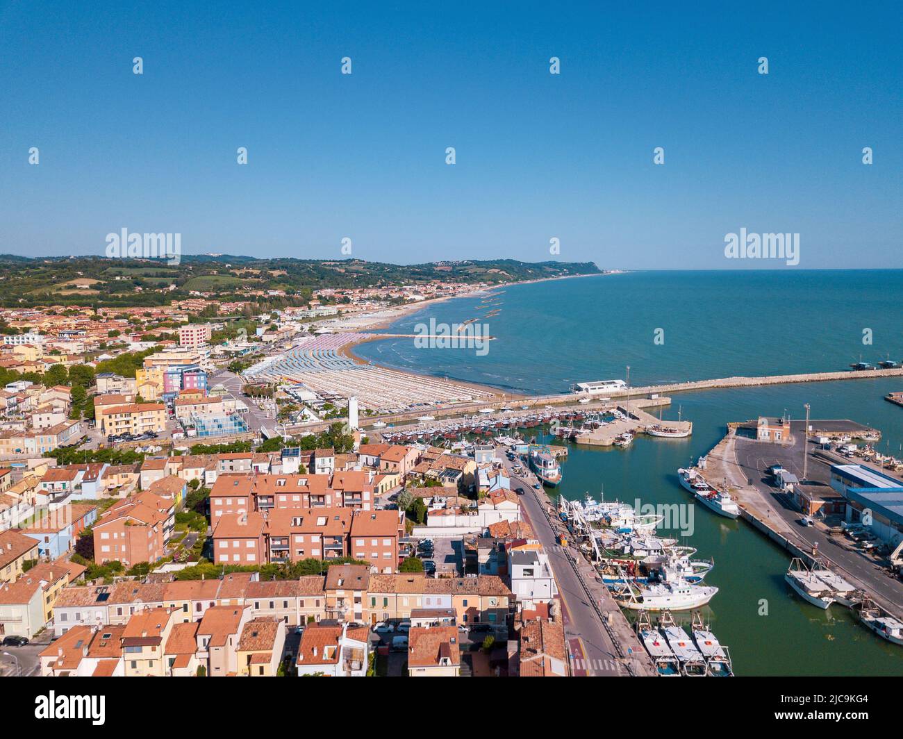 Italia, giugno 2022; veduta aerea di Fano con il suo mare, spiagge, porto, ombrelloni Foto Stock