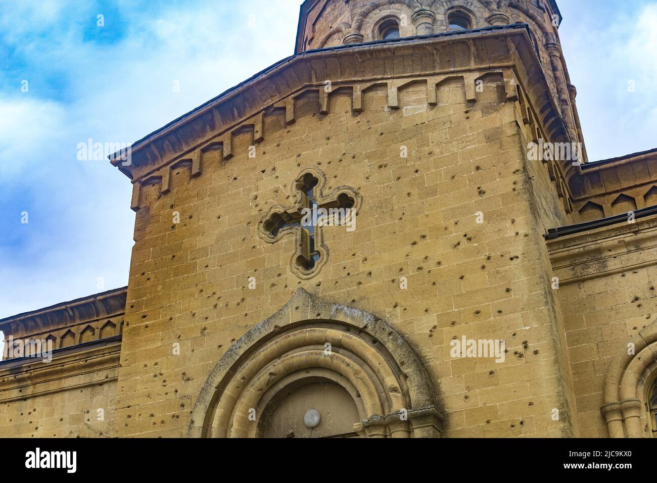 Tracce di pallottole e di shrapnel sul muro di una vecchia chiesa cristiana Foto Stock