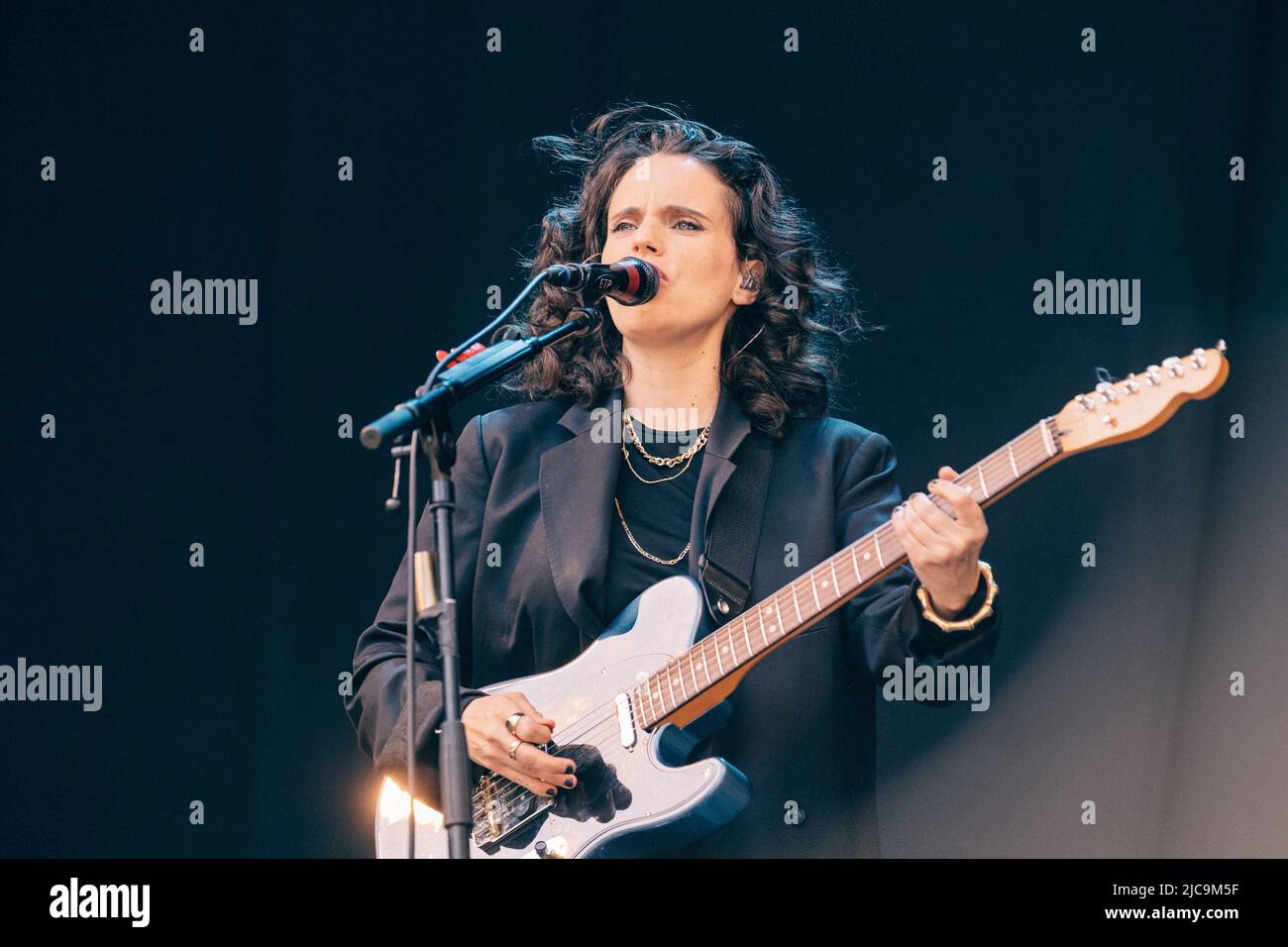 Copenaghen, Danimarca. 11th giugno 2022. La cantante, cantautrice e musicista inglese Anna Calvi suona un concerto dal vivo durante il festival musicale Syd for Solen 2022 di Copenaghen. (Photo Credit: Gonzales Photo/Alamy Live News Foto Stock