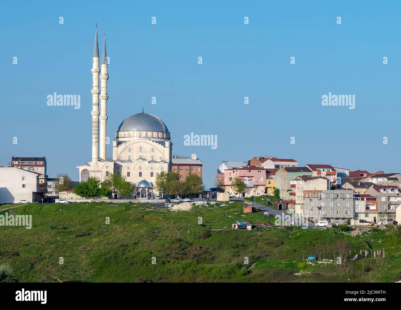 Una moschea nel distretto residenziale. Istanbul, Türkiye. Foto Stock