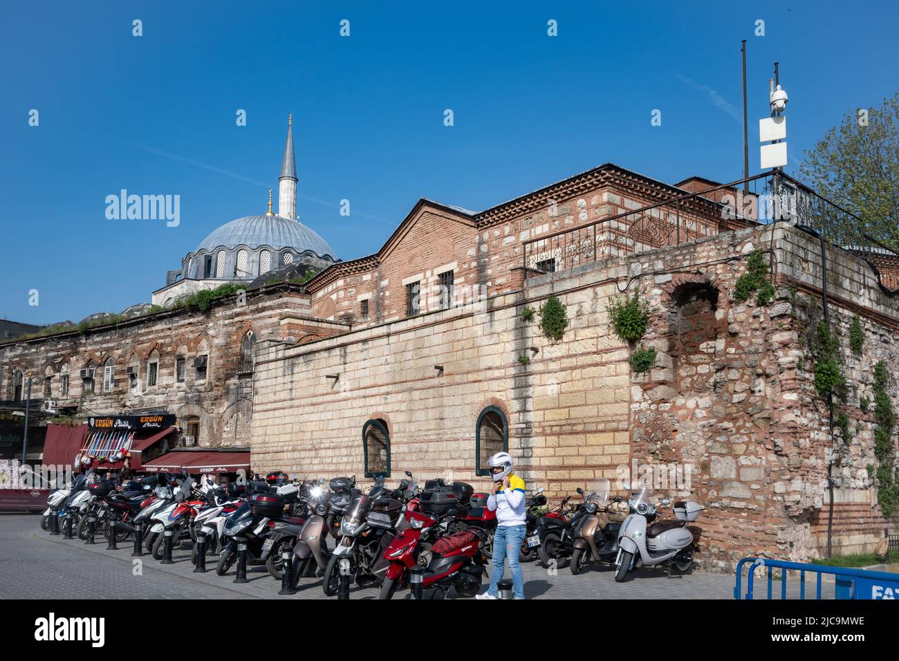 Motociclette parcheggiate per strada. Istanbul, Türkiye. Foto Stock