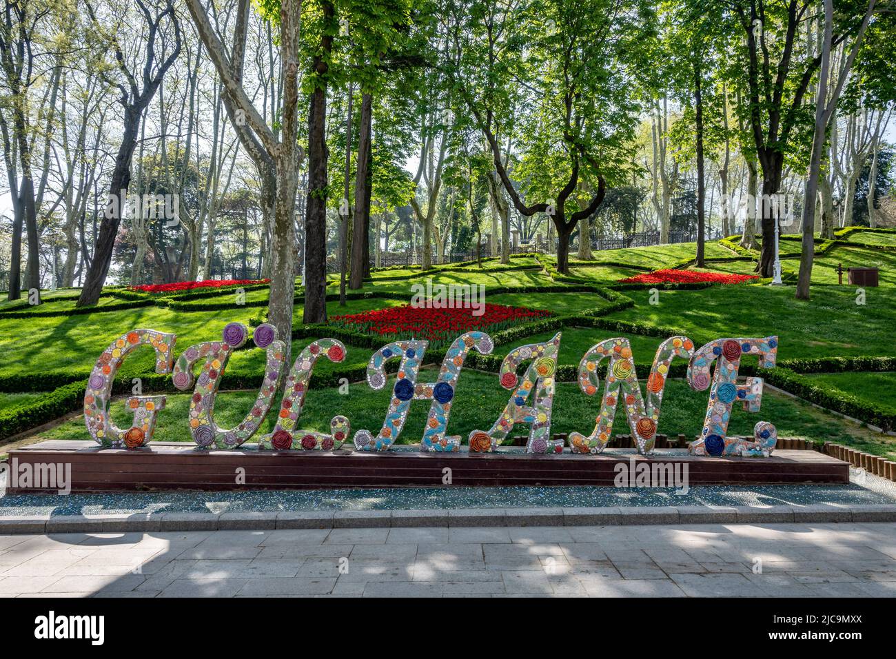 Cartello colorato all'ingresso del Parco Gülhane, Istanbul, Türkiye. Foto Stock
