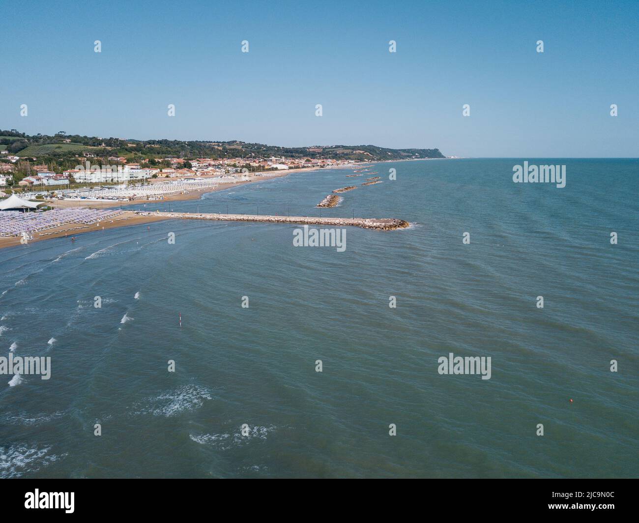 Italia, giugno 2022; veduta aerea di Fano con il suo mare, spiagge, porto, ombrelloni Foto Stock
