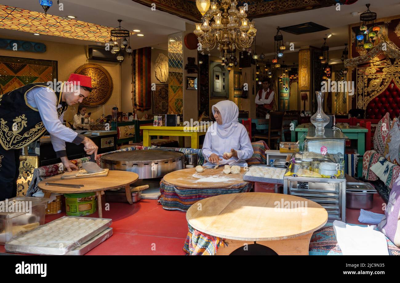 Una donna che fa il pane turco tradizionale in un negozio. Istanbul, Türkiye. Foto Stock