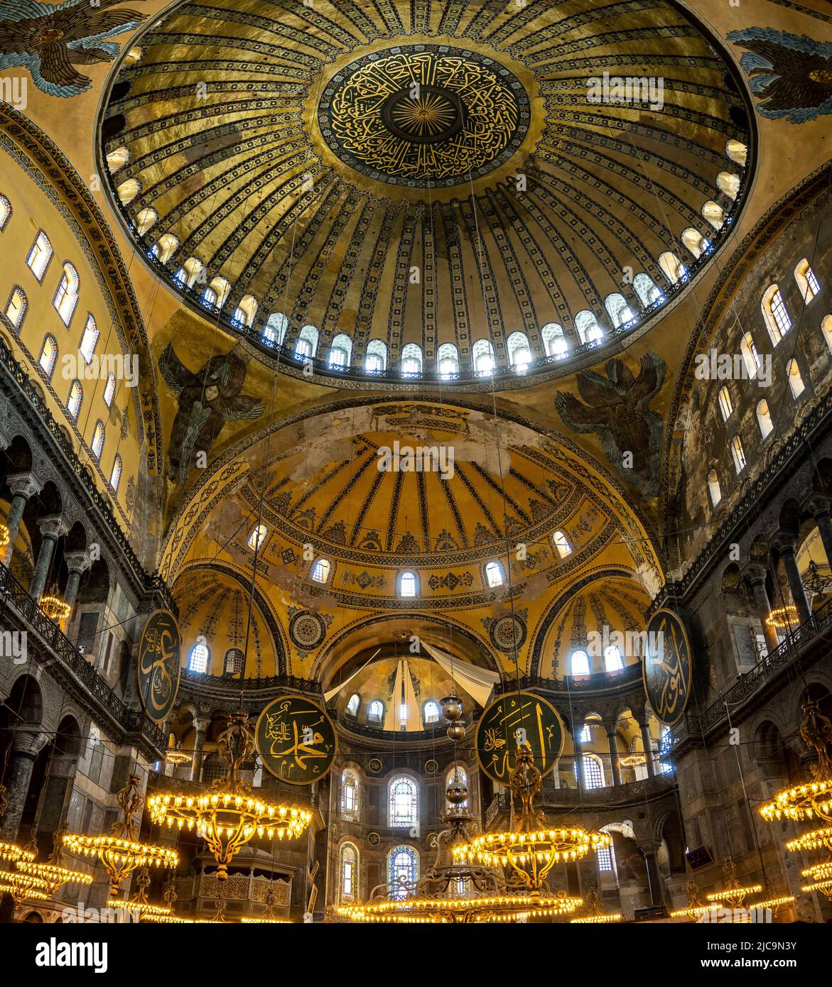Cupola squisitamente decorata dell'Hagia Sophia, Istanbul, Türkiye. Foto Stock